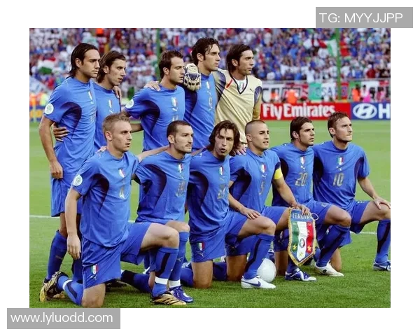 足球巨星齐聚一堂,星光璀璨合影见证传奇时刻 足球巨星齐聚一堂,星光璀璨合影见证传奇时刻